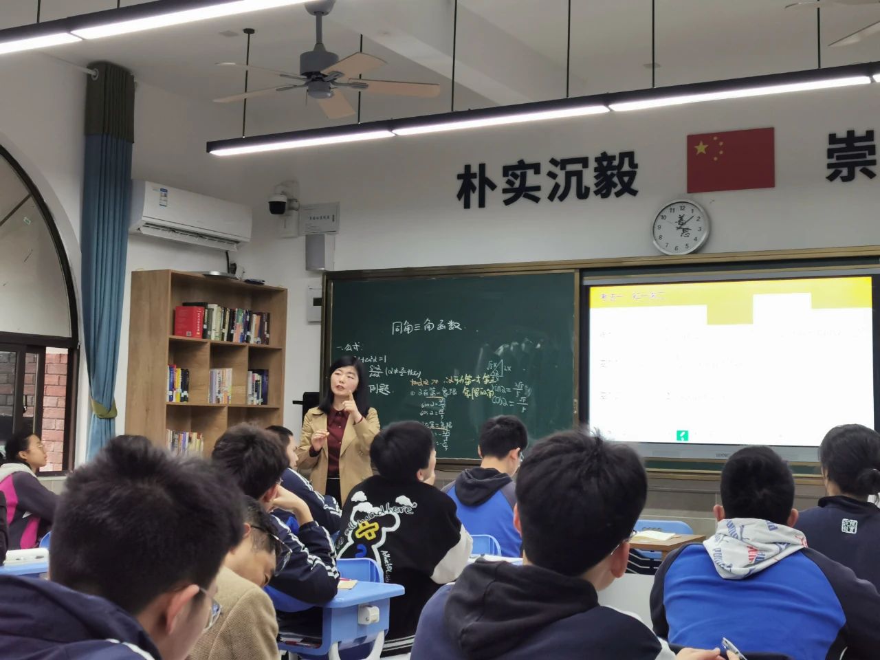 岳陽(yáng)市教科院專家來(lái)校 指導(dǎo)中學(xué)數(shù)學(xué)教研