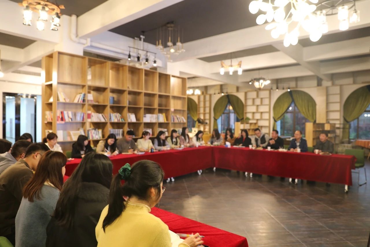 青春獻(xiàn)教育，成長(zhǎng)在崗位 黨支部、工會(huì)組織青年教師座談會(huì)