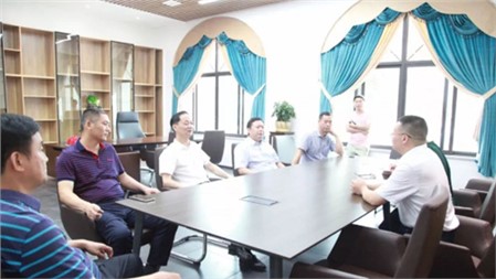 岳陽市委常委、統(tǒng)戰(zhàn)部部長熊煒考察長郡教育集團(tuán)岳陽郡華學(xué)校