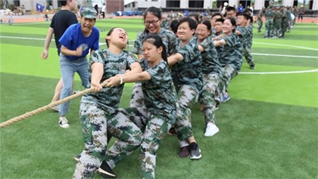 軍訓(xùn)Day 3 | "拔"出友誼，賽出成績! 加油，郡華的學(xué)子們!