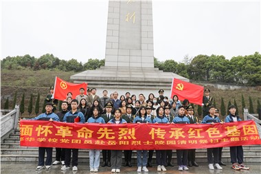 緬懷革命先烈 傳承紅色基因｜郡華學(xué)校清明節(jié)祭掃活動(dòng)