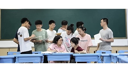奮戰(zhàn)一年，實現(xiàn)夢想丨郡華高復學生的一天